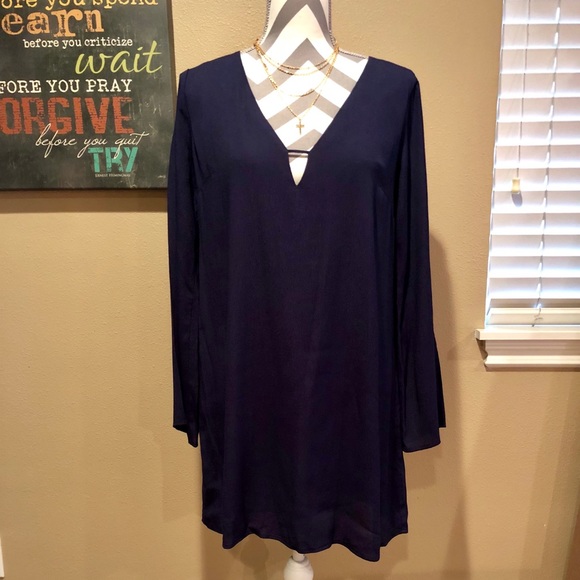 🆕 ASTR Navy Low V Bell Sleeve Tunic - Picture 3 of 6